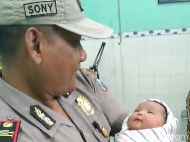 Sesosok Bayi Baru Dilahirkan Dibuang di Depan Rumah Bidan Desa Sesosok Bayi Baru Dilahirkan Dibuang di Depan Rumah Bidan Desa
