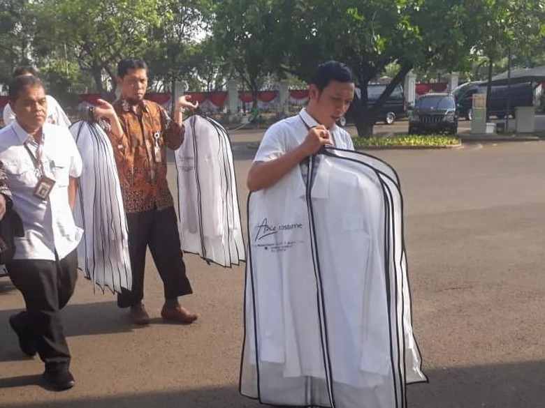 Kemeja-kemeja Putih Dibawa Masuk ke Istana, untuk Menteri Baru Jokowi? Kemeja-kemeja Putih Dibawa Masuk ke Istana, untuk Menteri Baru Jokowi?