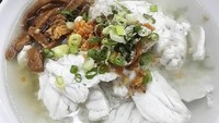 Ini tampilan bubur ikan khas Pontianak. Fillet ikan dilengkapi dengan jeroan ikan yang dimasak dengan bumbu kecap jadi isian bubur. Foto : Instagram @v.hanny.s
