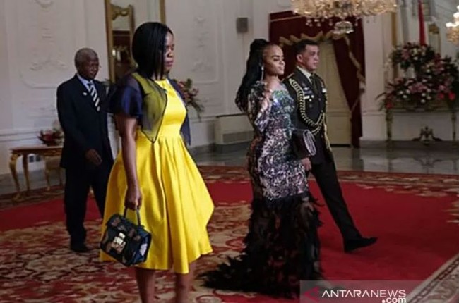 Putri Sikhanyiso Dlamini dari Kerajaan Eswatini merupakan anak sulung Raja Mswati III. Sosoknya menarik atensi saat ikut ayahnya menghadiri pelantikan presiden 2019 karena penampilannya yang begitu glamour. Foto: Dok. Antara