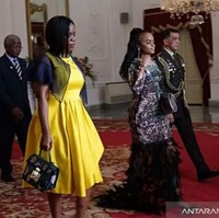 Putri Sikhanyiso Dlamini dari Kerajaan Eswatini merupakan anak sulung Raja Mswati III. Sosoknya menarik atensi saat ikut ayahnya menghadiri pelantikan presiden 2019 karena penampilannya yang begitu glamour. Foto: Dok. Antara