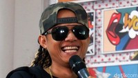 Namun semua kepahitan hidup membentuknya jadi pribadi yang bersyukur dan menghargai berbagai profesi.