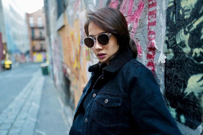 Salah satu barang fashion yang timeless dan effortless adalah jaket denim. Gista memadankan kaus hitamnya dengan jaket berbahan denim. Wanita yang dinikahi pendiri stasiun TV Net pada 2015 lalu itu memakai sunglasses untuk menambah gaya.  Foto: dok. Instagram @gistaputri