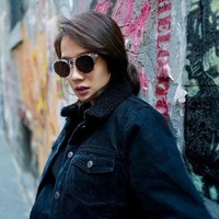 Salah satu barang fashion yang timeless dan effortless adalah jaket denim. Gista memadankan kaus hitamnya dengan jaket berbahan denim. Wanita yang dinikahi pendiri stasiun TV Net pada 2015 lalu itu memakai sunglasses untuk menambah gaya.  Foto: dok. Instagram @gistaputri