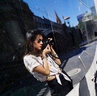 Wanita yang menggemari dunia fotografi ini bergaya kasual dengan blouse crop top dan celana jeans.  Foto: dok. Instagram @gistaputri