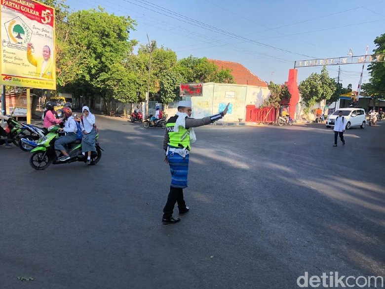 Sambut HSN, Polisi Kota Probolinggo Bertugas Pakai Atribut ala Santri Sambut HSN, Polisi Kota Probolinggo Bertugas Pakai Atribut ala Santri