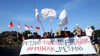 Massa nampak membawa serta spanduk dan sejumlah poster saat ikut serta dalam aksi demo di kawasan Patung Kuda tersebut.