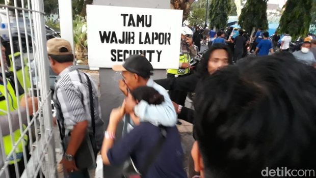 Polisi Tetapkan 3 Tersangka Rusuh Suporter di Stadion Mandala Krida