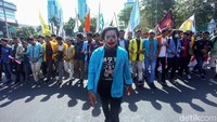Sejumlah mahasiswa yang berasal dari berbagai universitas dan tergabung dalam Badan Eksekutif Mahasiswa Seluruh Indonesia (BEM SI) menggelar aksi unjuk rasa di kawasan Patung Kuda, Jakarta, Senin (21/10/2019).