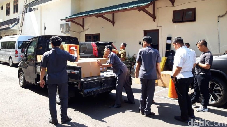 Wiranto Berkemas di Kemenko Polhukam, Mobil Box Angkut Barang Wiranto Berkemas di Kemenko Polhukam, Mobil Box Angkut Barang