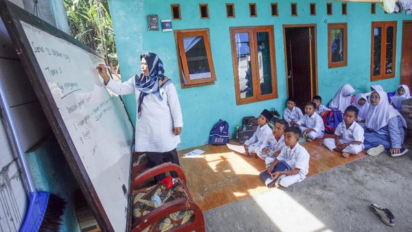 Kondisi Memprihatinkan Kelas Darurat Siswa MI di Kabupaten Bogor