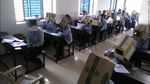 Potret Unik Siswa India Pakai Kardus di Kepala Saat Ujian