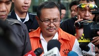 Bupati nonaktif Indramayu, Supendi langsung diberondong sejumlah wartawan usai jalani pemeriksaan perdana di gedung KPK, Jakarta, Senin (21/10/2019).