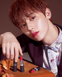 Penampilan Minhyun N'UEST Pakai Lipstik yang Dipuji Netizen