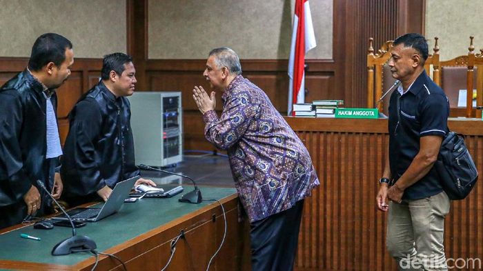 Mantan Bos PLN Sofyan Basir (memakai batik)/Foto: Ari Saputra Mantan Bos PLN Sofyan Basir (memakai batik)/Foto: Ari Saputra