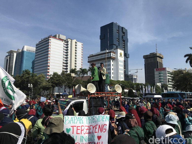Demo di Patung Kuda, Ketua BEM UGM: Banyak Janji Jokowi Tak Tertunaikan! Demo di Patung Kuda, Ketua BEM UGM: Banyak Janji Jokowi Tak Tertunaikan!