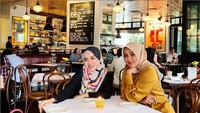 Menjadi pebisnis, Medina kerap kali mengajak rekan-rekan artis untuk bergabung. Seperti bersama Olla Ramlan ini mereka membagikan momen di restoran hanya untuk meeting membahas bisnisnya bersama. Foto: Instagram @medinezein