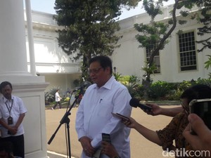 Tak Terlihat Masuk Istana, Airlangga Mendadak Muncul Berkemeja Putih