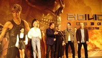 Penampilan para pemain sekaligus sutradara. Dari kiri ke kanan, Natalie Reyes, Mackenzie Davie, Arnold Schwarzenegger, Linda Hamilton, Gabriel Luna. Adapula sutradara Tim Miller. (Saras/detikcom)