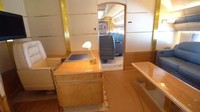 Di belakang ruang meeting, ada ruangan privat. Ada sofa keci beserta mejanya, di depannya terdapat sofa dan meja panjang (Sam Chui)