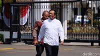 Mantan Ketua MK itu mengaku tak tahu maksud panggilannya. Saat ditanya apakah dia akan menjadi menteri Jokowi, Mahfud mengaku tak tahu. Andhika Prasetia/detikcom.