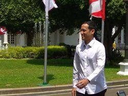 Nadiem Makarim, Hobi Berkaos Kini Pakai Kemeja Putih