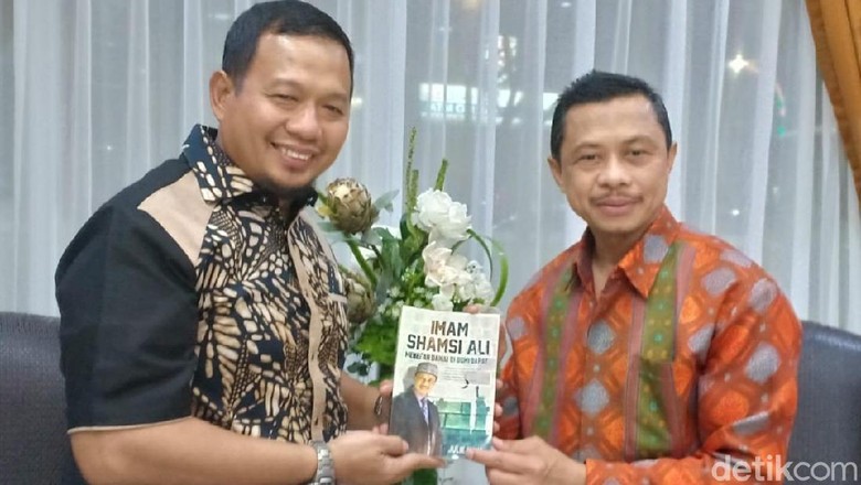 Temui Pj Walkot Makassar, Imam Masjid New York Bahas Ponpes Nusantara di AS Temui Pj Walkot Makassar, Imam Masjid New York Bahas Ponpes Nusantara di AS