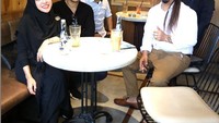 Medina Zein juga sering makan bersama dengan orang-orang penting. Pada foto ini nampak juga Pengacara Indra Tarigan. Medina Zein mengatakan bahwa mereka baru saja selesai meeting. Foto: Instagram @medinezein
