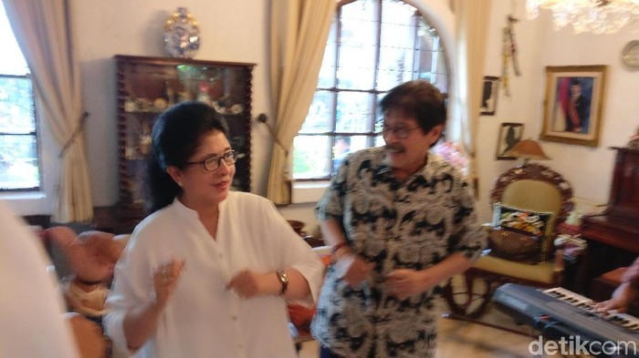 perpisahan menkes nila f moeloek