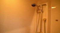 Kamu yang menyewa pesawat jet ini bisa menyergarkan diri di pesawat. Ada shower untuk traveler yang ingin mandi sebelum turun dari jet ini. (Sam Chui)