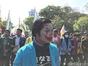 Ada Joker di Tengah Massa BEM SI yang Tertahan di Patung Kuda