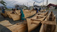 Sejumlah nelayan mengamati perahu bantuan pemerintah Prancis yang baru tiba di Kampung Lere, Palu, Sulawesi Tengah, Senin (21/10/2019).