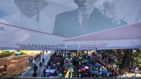 Aksi unjuk rasa tersebut rencananya akan digelar di depan Istana merdeka. Namun massa tertahan di Patung Kuda lantaran akses ke depan istana ditutup.