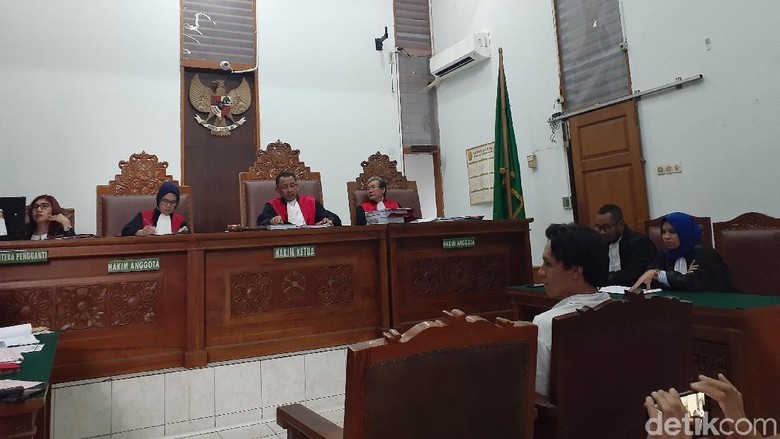 Jefri Nichol Dituntut 10 Bulan Pidana Terkait Kasus Ganja Jefri Nichol Dituntut 10 Bulan Pidana Terkait Kasus Ganja
