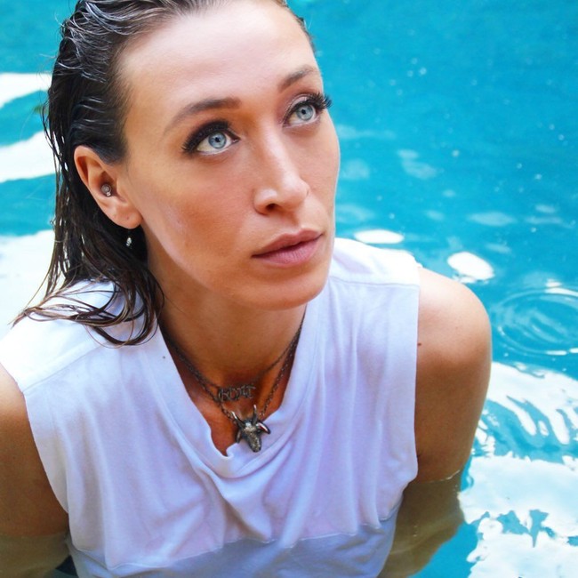 Punya brand busana, Alana juga mengaku jika fashion juga mengalir dalam darah keluarga mereka. Ia pun mengatakan jika para saudari cantik itu kerap meminjam busana satu sama lain. Gigi juga kerap mengenakan baju keluaran brand-nya. Foto: Instagram @lanzybear