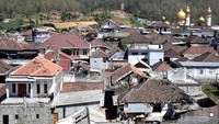 Menurut Kepala Seksi Kedaruratan dan Logistik BPBD Kota Batu Achmad Choirur Rochim, warga memilih mengungsi karena angin kencang dan membawa debu sehingga mengganggu aktivitas warga. Menurut Rochim, kecepatan angin sempat menurun pagi tadi. Tetapi menjelang pukul 9 pagi, angin kembali berhembus kencang di wilayah Desa Sumberbrantas.
