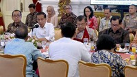 Sebagai Menteri Sekretaris Negara di Kabinet Kerja I, Pratikno juga hadir ke Istana hari ini. Ia kerap duduk di sebelah Jokowi termasuk ketika rapat-rapat resmi yang diiringi jamuan makan. Foto: Instagram