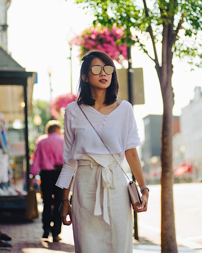 Tampilan Gista yang serba putih ini jadi tidak terlalu flat. Ia memakai blouse putih dengan rok high-waisted dengan warna broken white. Foto: dok. Instagram @gistaputri