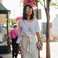 Tampilan Gista yang serba putih ini jadi tidak terlalu flat. Ia memakai blouse putih dengan rok high-waisted dengan warna broken white. Foto: dok. Instagram @gistaputri