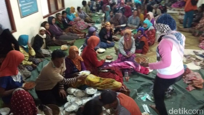 447 KK Mengungsi Akibat Angin Kencang yang Menerjang Magelang 447 KK Mengungsi Akibat Angin Kencang yang Menerjang Magelang