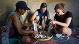 Buat Minyak, Bule-bule Parut Kelapa sampai Masak di Tungku Kayu Bakar