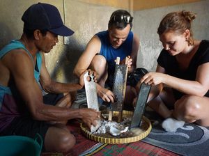 Buat Minyak, Bule-bule Parut Kelapa sampai Masak di Tungku Kayu Bakar