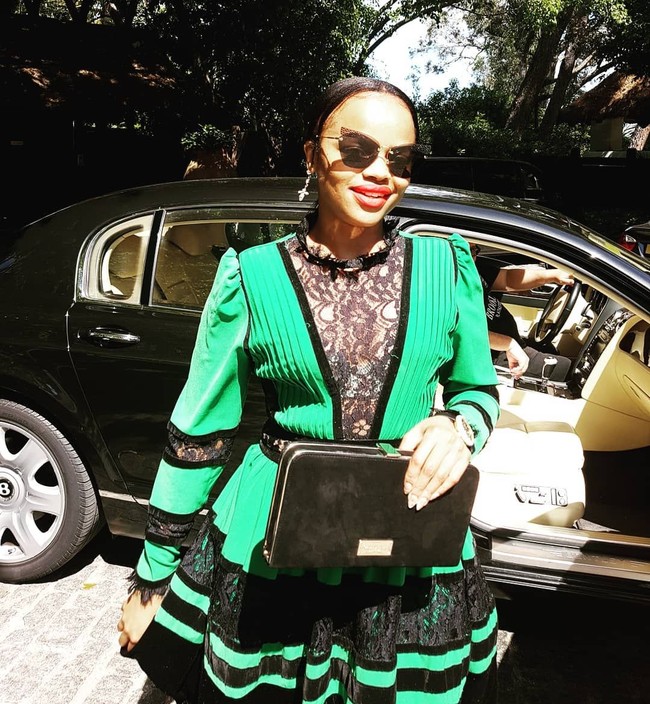 Anggota keluarga Kerajaan Eswatini atau Swaziland kerap menuai kontroversi karena gaya hidup mewah mereka. Hal serupa pun terjadi pada Putri Sikhanyiso Dlamini. Media lokal Times of Swaziland pernah menurunkan berita tentang mewahnya hidup sang putri saat berpergian ke Inggris dan Amerika Serikat menggunakan uang negara. Perjalanan itu menghabiskan US$ 100 ribu atau sekitar Rp 1,4 miliar. Foto: Dok. Biro Setpres Istana, Dok. Instagram