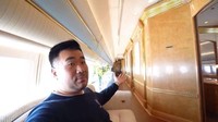 Sam menunjukkan koridor yang ada di dalam jet pribadi. Koridor ini menghubungkan beberapa ruangan (Sam Chui)