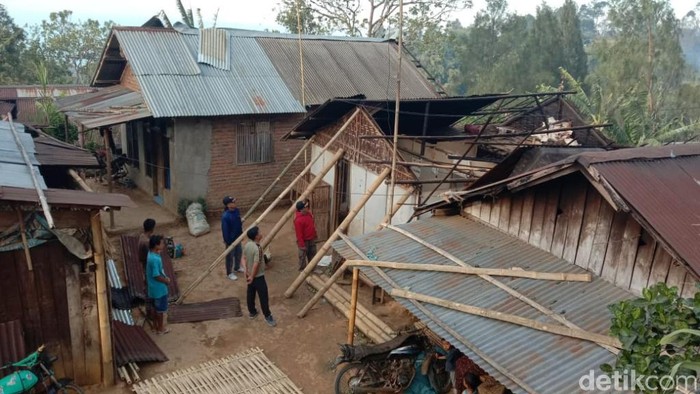 Bleduk Tengger Terjang Permukiman di Pasuruan, Atap Rumah Beterbangan