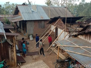 Bleduk Tengger Terjang Permukiman di Pasuruan, Atap Rumah Beterbangan