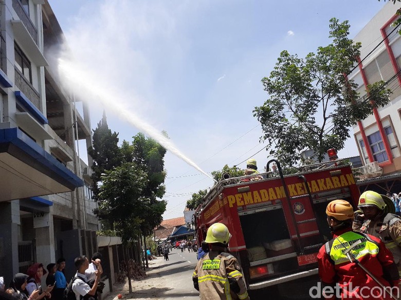 Kelas di SMAN 5 Cimahi Terbakar, Kegiatan Belajar Dihentikan Kelas di SMAN 5 Cimahi Terbakar, Kegiatan Belajar Dihentikan