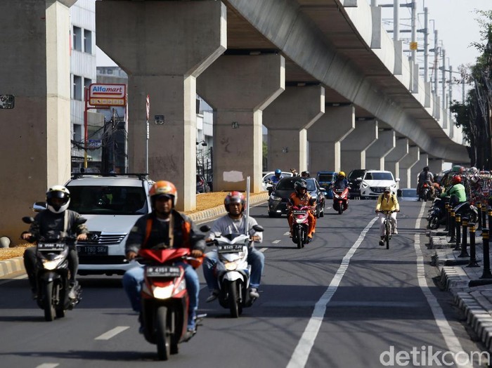 Pengendara sepeda motor melintas pada jalur sepeda di jalan fatmawati, jakarta, senin (21/10/2019). Jalur sepeda yang baru diresmikan oleh Gubernur DKI Jakarta ini terlihat cukup sulit untuk menjadi steril karena sifat pengendara bermotor yang belum taat akan rambu-rambu jalan. Grandyos Zafna/detikcom.