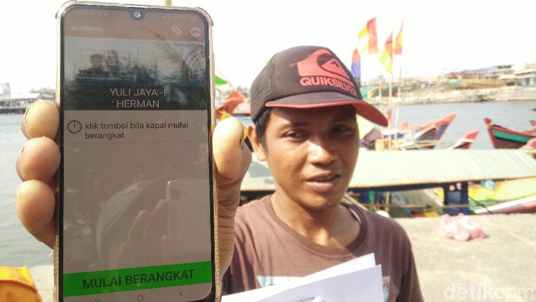 Nelayan Cilacap Pakai Aplikasi HP Saat Cari Ikan Nelayan Cilacap Pakai Aplikasi HP Saat Cari Ikan