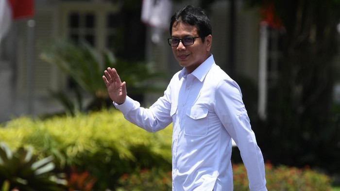 Pendiri NET TV Wishnutama melambaikan tangannya saat berjalan memasuki Kompleks Istana Kepresidenan, Jakarta, Senin (21/10/2019). Menurut rencana Presiden Joko Widodo akan memperkenalkan jajaran kabinet barunya kepada publik hari ini usai dilantik Minggu (20/10/2019) kemarin untuk masa jabatan keduanya periode tahun 2019-2024 bersama Wapres Maruf Amin. ANTARA FOTO/Wahyu Putro A/wsj.